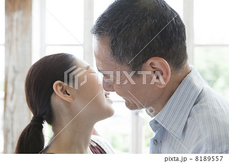 人物 カップル キス 熟年夫婦の写真素材