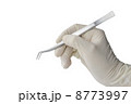 ピンセットを持つ手の写真素材