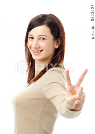 ピースサイン 女性 人物 モデルの写真素材 - PIXTA