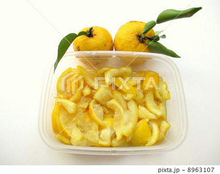 ゆずの砂糖漬け 柚子の実 砂糖づけ カットフルーツの写真素材