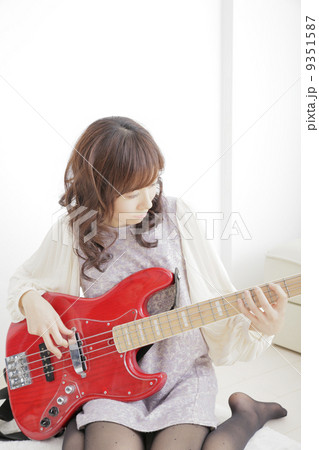 女性 弾く ベース 人物の写真素材