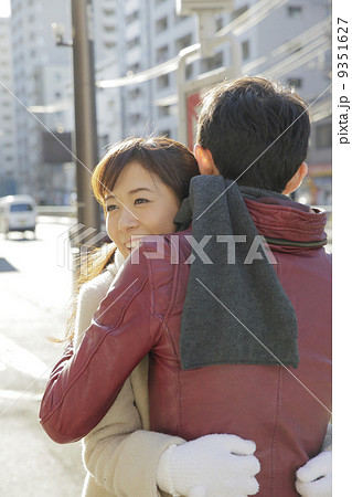 男女 抱き合う 後ろ姿 ライフスタイルの写真素材