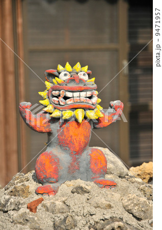 シーサー 魔除け 守り神 カラフルの写真素材 - PIXTA