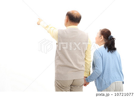後ろ姿 シニア 夫婦 指差しの写真素材