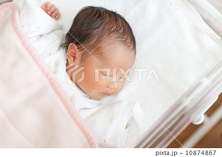 ベビーコット 病院の写真素材