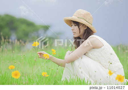 麦わら帽子と白いワンピースの女性の写真素材 麦わら帽子と白いワンピースの女性の写真素材
