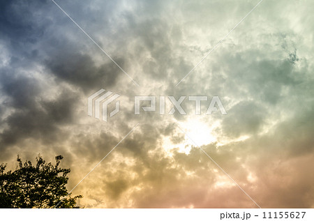 空 雲 陰る 逆光の写真素材