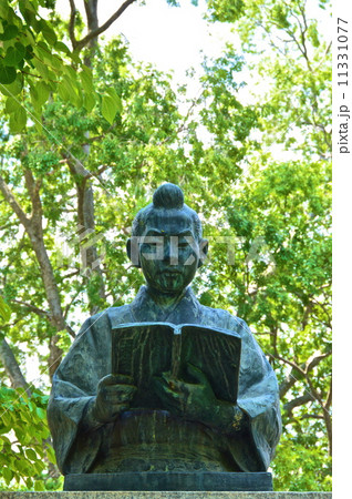 教育 勉強 銅像 ブロンズの写真素材 - PIXTA