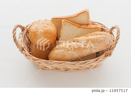 パン カゴ 空き 食パンの写真素材