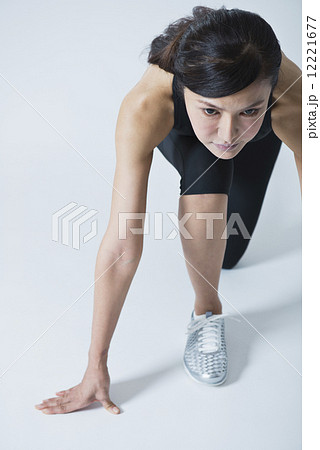 クラウチングスタート 走るの写真素材