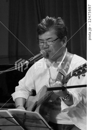 弾き語り 歌うたい 男性 演奏の写真素材