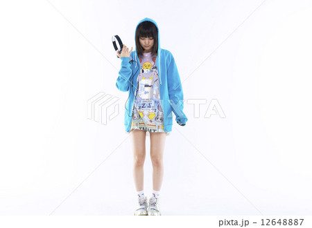女性 女の子 ヘッドフォン パーカー 音楽の写真素材