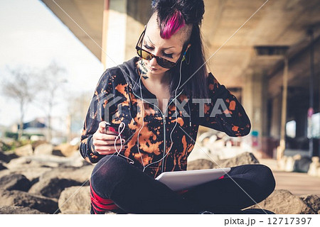 イヤホン 女子 パンク Punkの写真素材