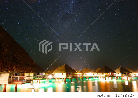 水上コテージ 夜景 海 ボラボラ島の写真素材