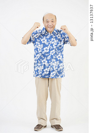 シニア ガッツポーズ アロハシャツ 男性の写真素材