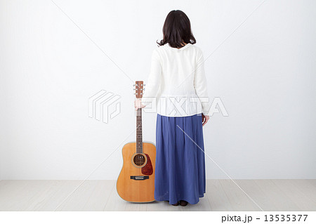 女性 ギター 後姿 若いの写真素材