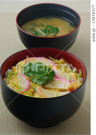 木の葉丼 日本食 味噌汁 蒲鉾の写真素材