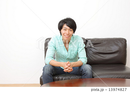 男性 人物 ソファー 座るの写真素材