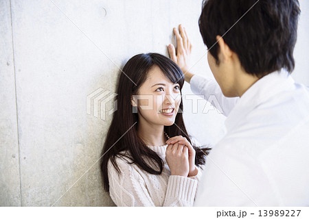 男女 カップル 壁ドン 新婚の写真素材