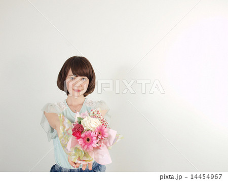 差し出す 花束 女性 渡すの写真素材