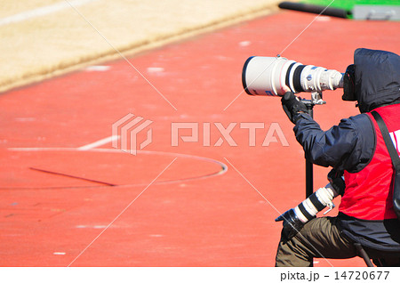 スポーツ カメラマン 望遠レンズ カメラの写真素材