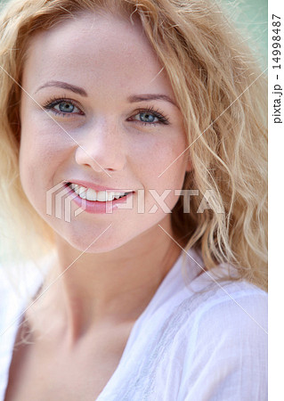 青い目 白人の写真素材 Pixta