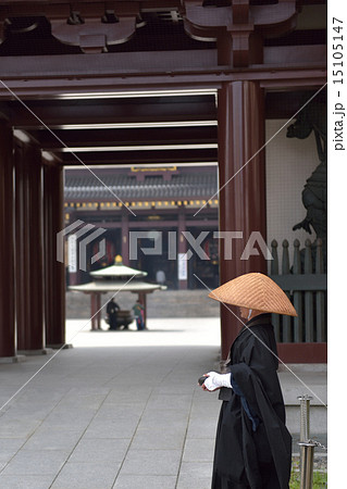 僧 傘 仏教 袈裟 托鉢僧の写真素材 - PIXTA