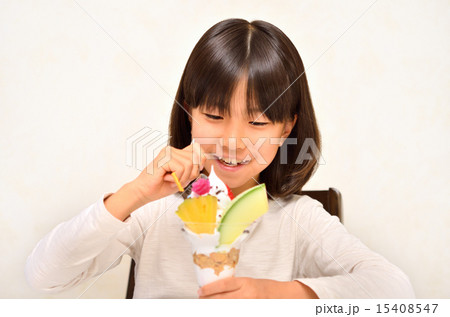 パフェ 食べる 子供 女の子の写真素材