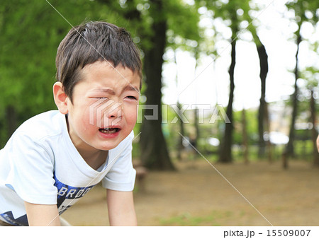 号泣 子供 新緑 公園の写真素材