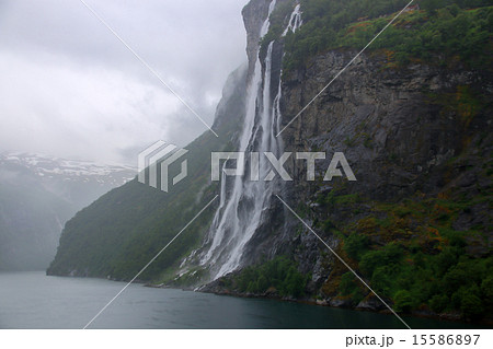 ガイランゲルフィヨルド 七人姉妹の滝 ノルウェー 断崖絶壁の写真素材 Pixta