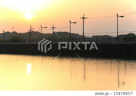 土手 夕方 夕焼け 帰り道の写真素材 土手 夕方 夕焼け 帰り道の写真素材
