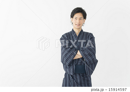 和服 浴衣姿 腕組み 男性の写真素材