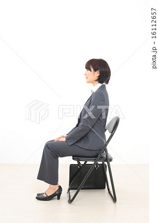 パイプ椅子 座る スーツの写真素材