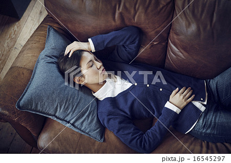 うたた寝 ソファ 昼寝 人物の写真素材