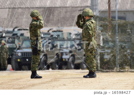 陸上自衛隊 敬礼の写真素材