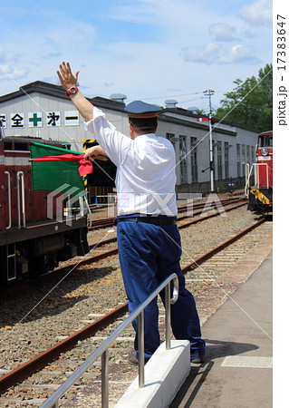 駅員 電車 ホーム 旗の写真素材 - PIXTA