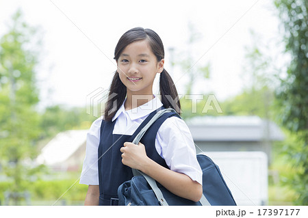 中学生 制服の写真素材 Pixta