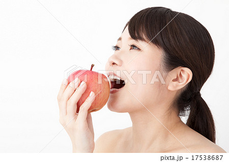 林檎 果物 かじる 食べるの写真素材