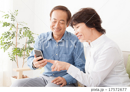 いじる スマホの写真素材