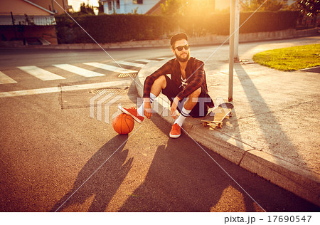 男 バスケットボール サングラス おしゃれの写真素材