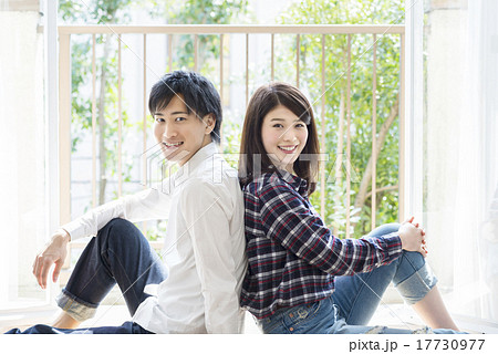 背中合わせ 座るの写真素材