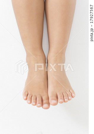 足 裸足 ボディパーツ 子供の写真素材