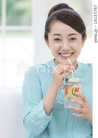 女性 持つ 飲み物 ストローの写真素材