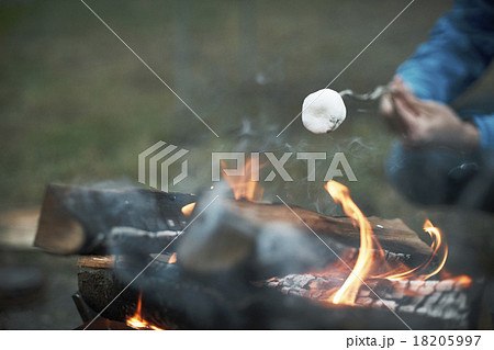 キャンプ 焚き火 マシュマロ 焼くの写真素材
