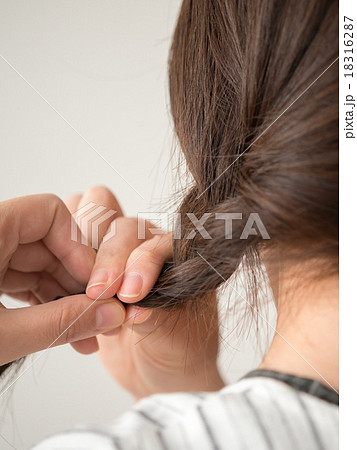 髪の毛 三編み 女性 後ろ姿の写真素材