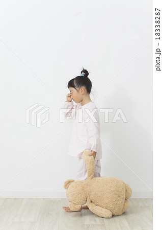 子供 眠たい ぬいぐるみ 女の子の写真素材 子供 眠たい ぬいぐるみ 女の子の写真素材