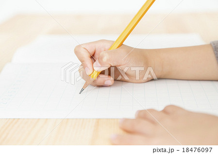 子ども 鉛筆 持ち方 正しいの写真素材