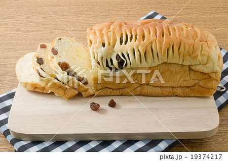 レーズンパン レーズン食パン まな板 カッティングボードの写真素材