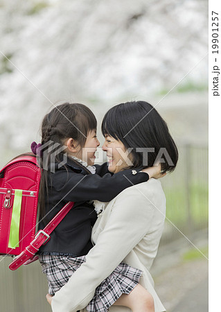 入学 親子 小学生 抱っこの写真素材