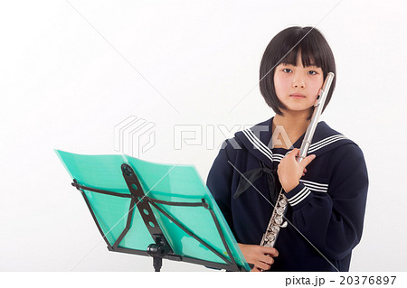 フルート 女子中学生 吹奏楽部 女の子の写真素材